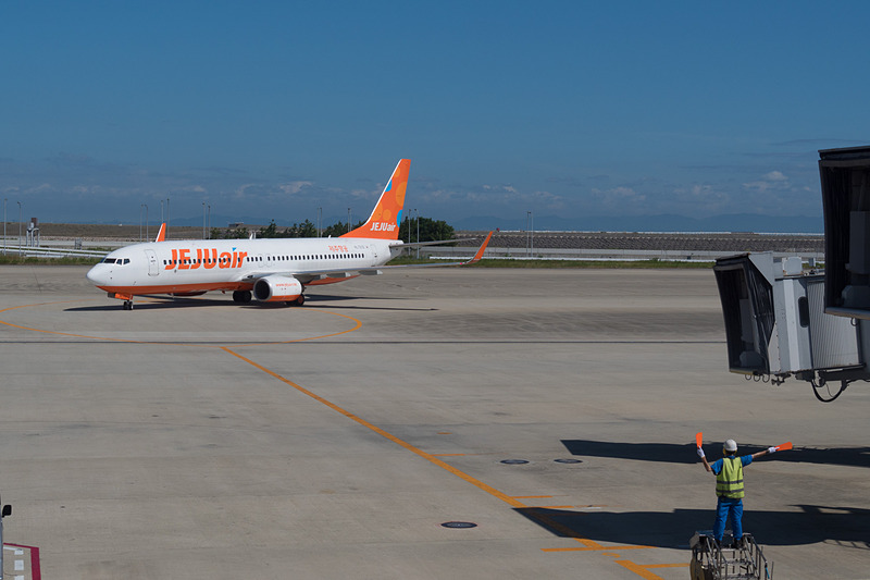 30分ほど遅れて清州からの7C3172便が到着。そのまま同じ便名でグアムへ向かう