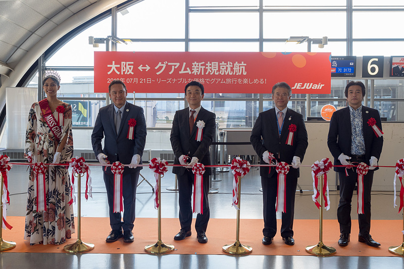 関係者によるテープカットや、パイロットとCAへの花束贈呈が行なわれた