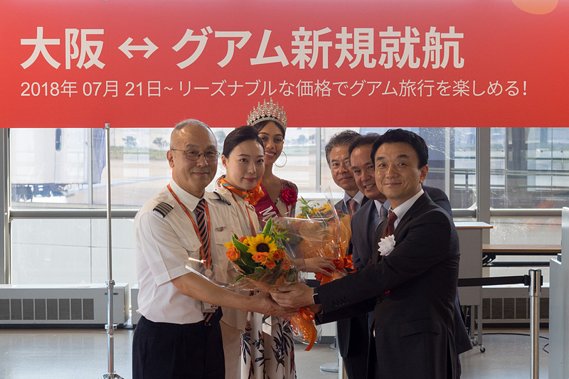 関係者によるテープカットや、パイロットとCAへの花束贈呈が行なわれた