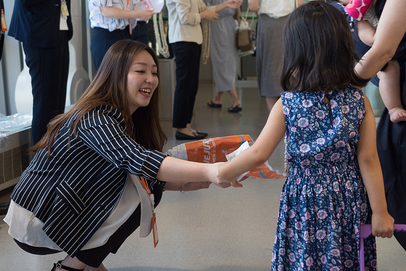 搭乗時にはチェジュ航空ロゴ入りのビーチボールを初便搭乗の記念品として配布。ミスグアムとの記念撮影をしなかった人にも貝殻のレイもプレゼント