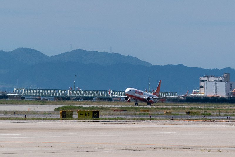 地上走行後、A滑走路から離陸。グアムへ向けて飛び立った