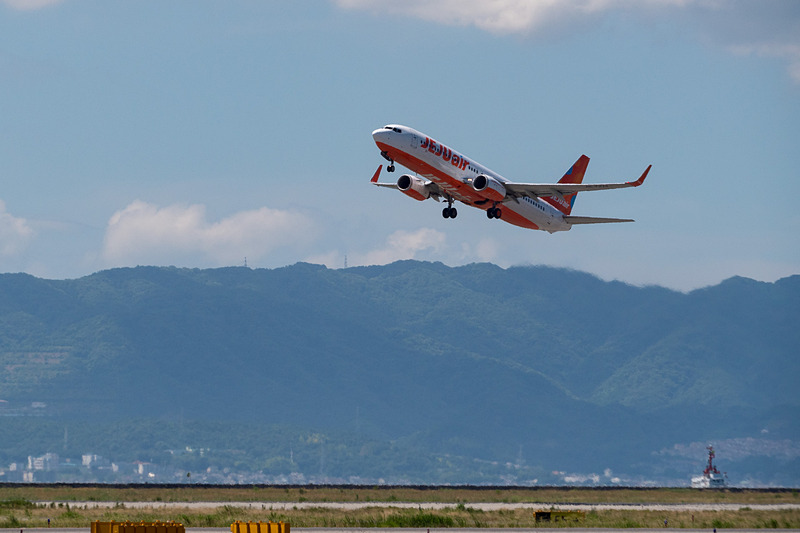 地上走行後、A滑走路から離陸。グアムへ向けて飛び立った