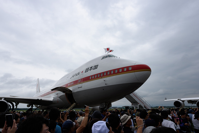 コクピット上の窓を利用して日本の国旗を掲揚