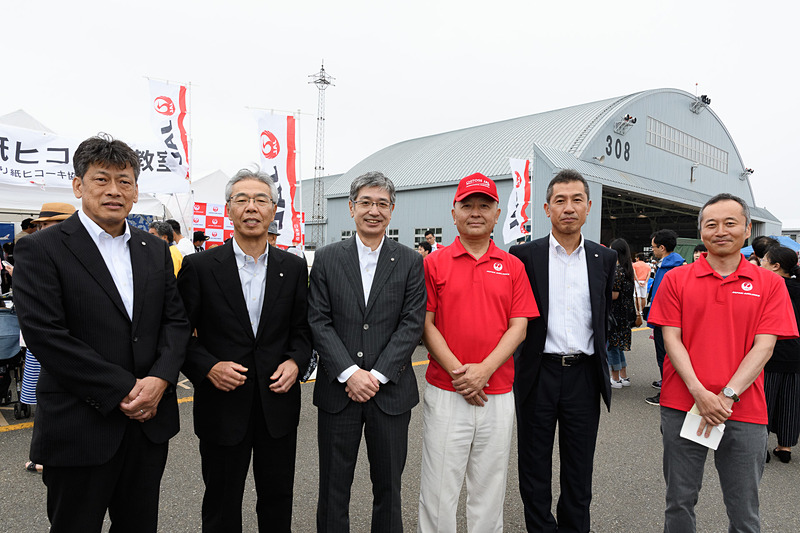 JALブースを訪れていた日本航空株式会社 代表取締役社長 赤坂祐二氏（中央左）。2017年は整備のトップとして参加していたが、2018年はJALグループのトップとして参加。最後はJALハッピを着て、ブース運営を手伝っていた