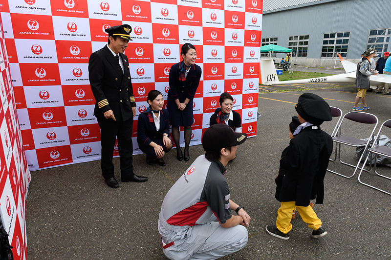 パイロット、CA（客室乗務員）、グランドスタッフ、整備士とさまざまな着替えができる。もちろんホンモノのスタッフと記念写真も可能