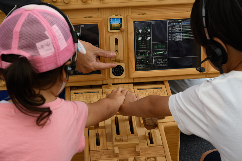 JALのお兄さんが、真ん中のスイッチでギアのアップやダウンできることを説明中。でも、スロットルレバーに夢中