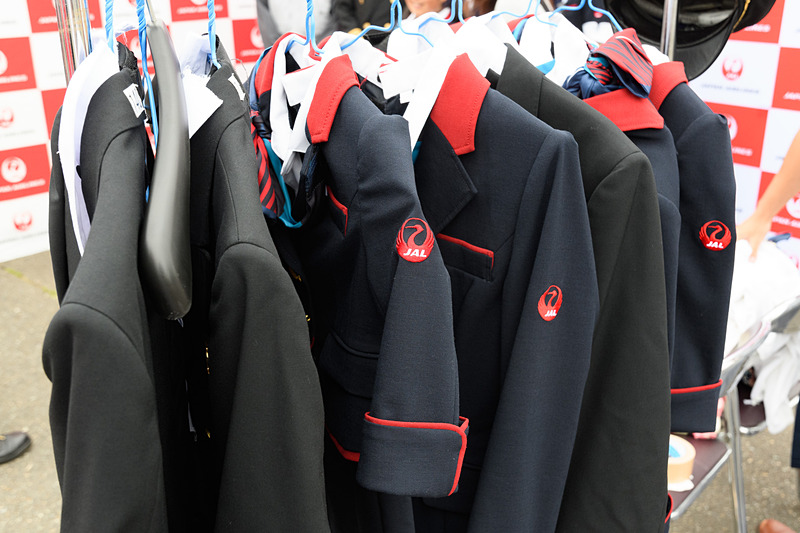 パイロット、CA（客室乗務員）、グランドスタッフ、整備士とさまざまな着替えができる。もちろんホンモノのスタッフと記念写真も可能