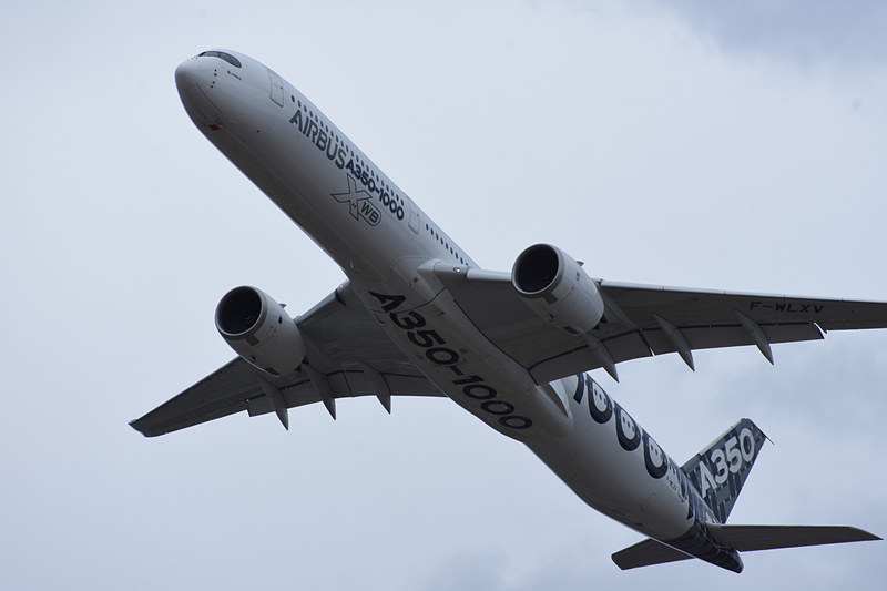 エアバスはA350-1000型機の飛行展示を行なった