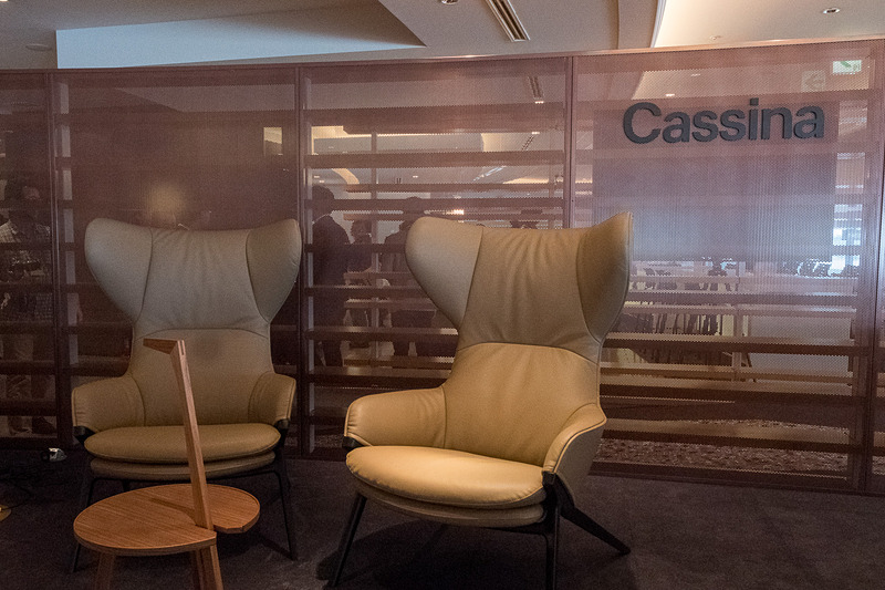カッシーナによるコーディネートを施したエリアは椅子の種類も豊富