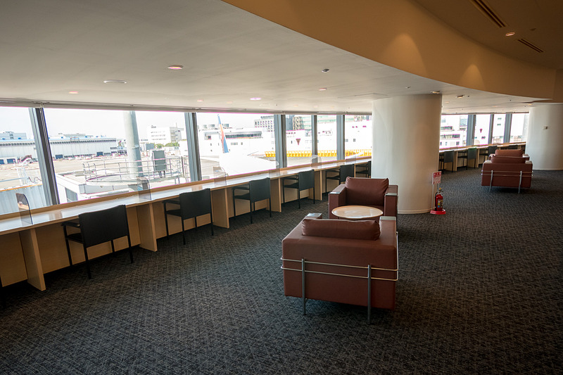 カッシーナによるコーディネートを施したエリアは椅子の種類も豊富