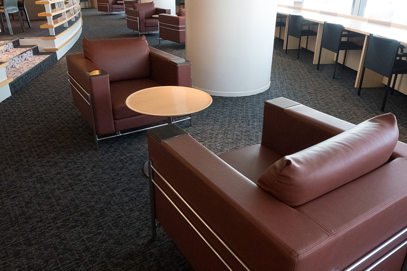 カッシーナによるコーディネートを施したエリアは椅子の種類も豊富