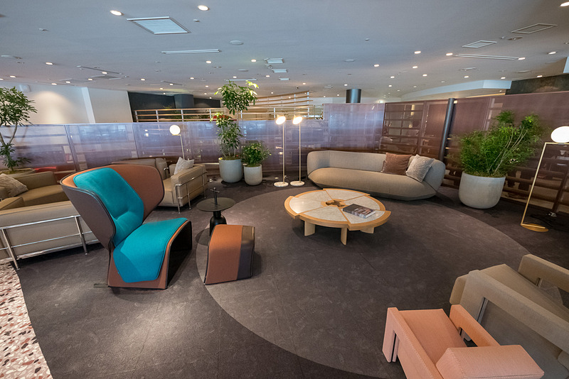 カッシーナによるコーディネートを施したエリアは椅子の種類も豊富