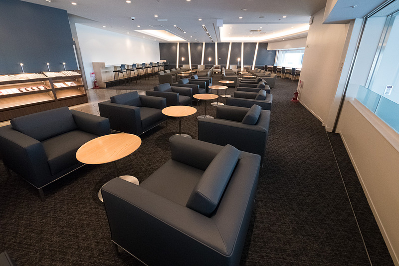 エントランスを抜けて左手にあるフードカウンターの奥にあるスペース。ソファが並ぶほか、窓際や壁際にカウンターテーブル席も用意。さらにその奥には個室間のあるブースも