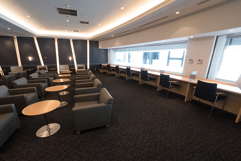 エントランスを抜けて左手にあるフードカウンターの奥にあるスペース。ソファが並ぶほか、窓際や壁際にカウンターテーブル席も用意。さらにその奥には個室間のあるブースも