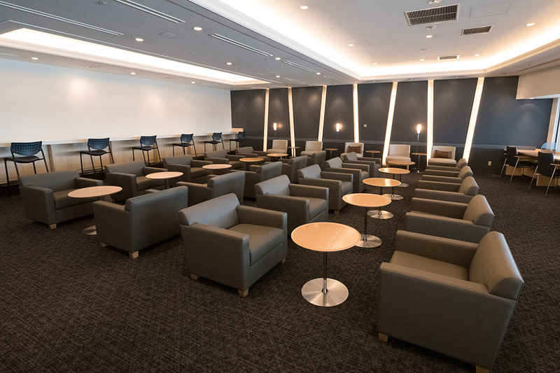 エントランスを抜けて左手にあるフードカウンターの奥にあるスペース。ソファが並ぶほか、窓際や壁際にカウンターテーブル席も用意。さらにその奥には個室間のあるブースも