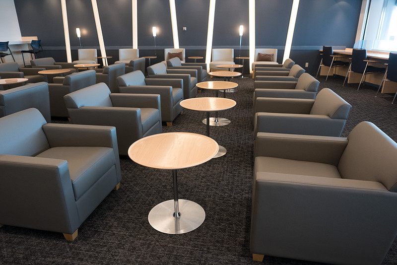 エントランスを抜けて左手にあるフードカウンターの奥にあるスペース。ソファが並ぶほか、窓際や壁際にカウンターテーブル席も用意。さらにその奥には個室間のあるブースも