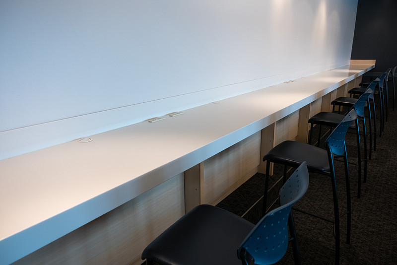 エントランスを抜けて左手にあるフードカウンターの奥にあるスペース。ソファが並ぶほか、窓際や壁際にカウンターテーブル席も用意。さらにその奥には個室間のあるブースも