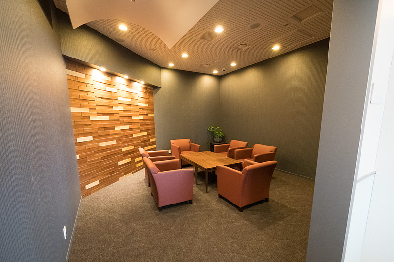 エントランスを抜けて左手にあるフードカウンターの奥にあるスペース。ソファが並ぶほか、窓際や壁際にカウンターテーブル席も用意。さらにその奥には個室間のあるブースも