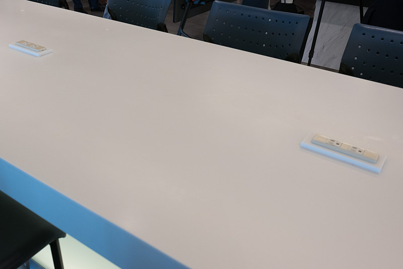 電源はソファ席にはなく、窓側と壁向きのカウンターテーブル、フードカウンター脇のダイニングテーブルに設置されている。窓側席は2席に1個の割合でACコンセントがあるのみだが、各席にAC電源とUSB電源を設置するよう改修する予定だという