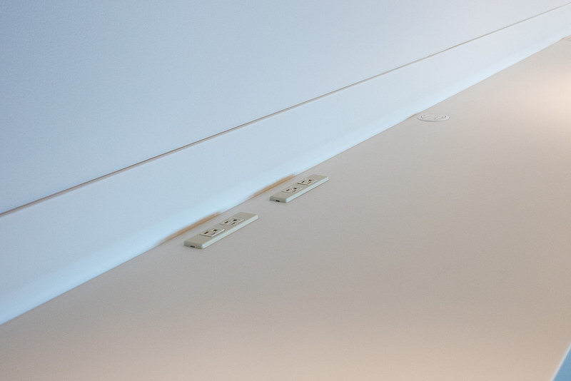 電源はソファ席にはなく、窓側と壁向きのカウンターテーブル、フードカウンター脇のダイニングテーブルに設置されている。窓側席は2席に1個の割合でACコンセントがあるのみだが、各席にAC電源とUSB電源を設置するよう改修する予定だという