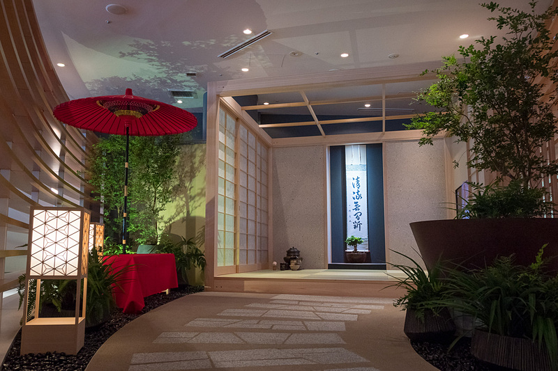 和室へ至るルートも石畳風。靴を脱いで和室にあがることもできる。また、壁には8Kテレビが設置され、日本の和を感じられるコンテンツを楽しめる