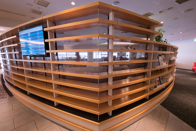 雑誌や新聞類。入り口付近と、フードカウンターの奥の2カ所に設置している