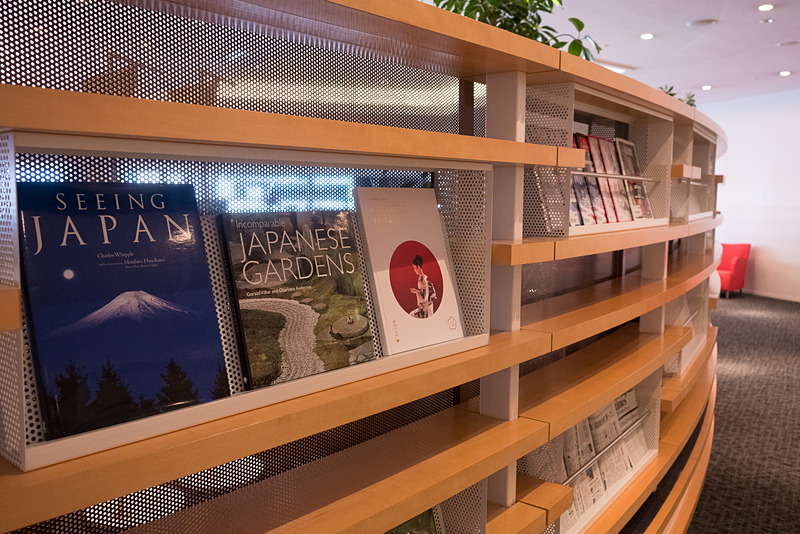 雑誌や新聞類。入り口付近と、フードカウンターの奥の2カ所に設置している