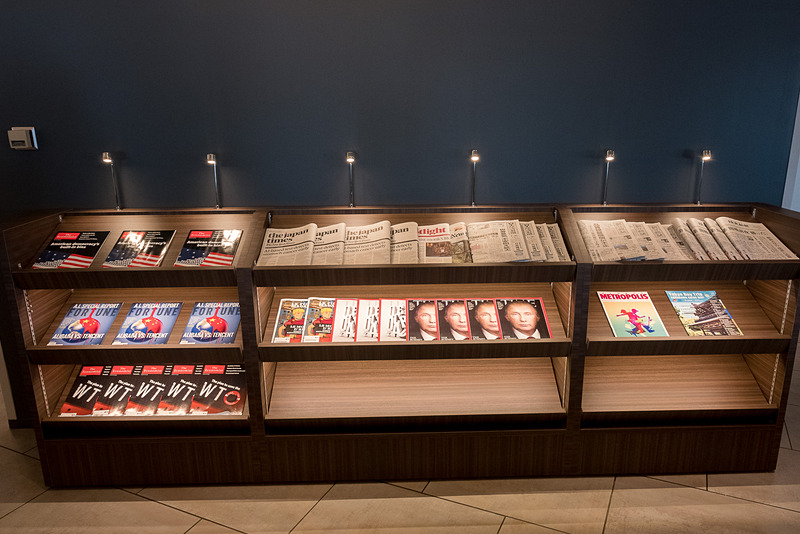 雑誌や新聞類。入り口付近と、フードカウンターの奥の2カ所に設置している