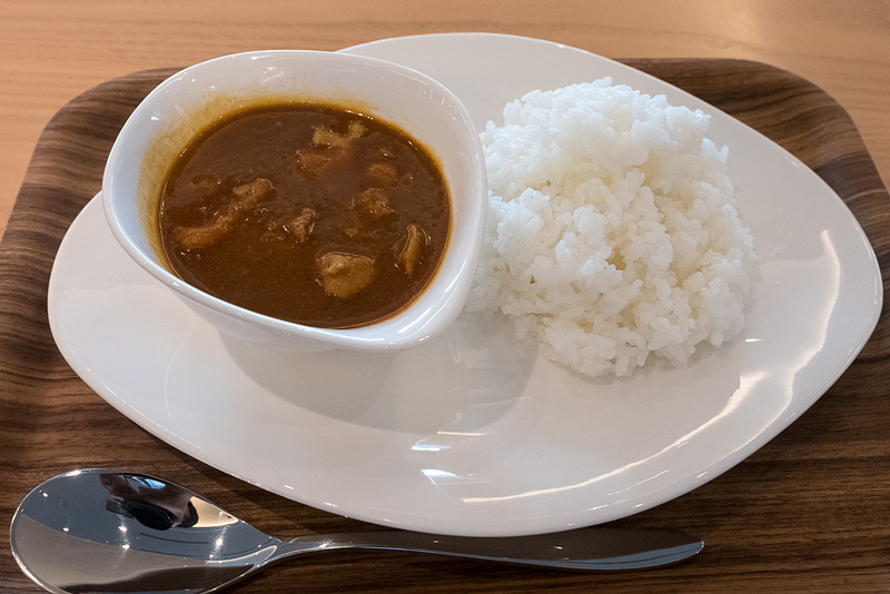 食事はホットミール、コールドミール、スナック類、スイーツ。ハラール対応の食事には名札に「H」が付いている