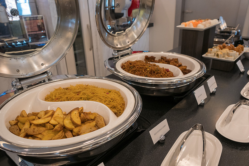 ホットミールなど。カレーやスープ、お寿司などバリエーション豊富