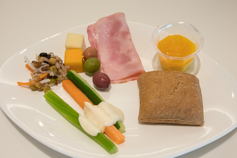 コールドミールやスイーツ、パンなど。ハラール対応のパンも用意