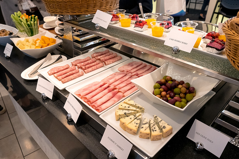 コールドミールやスイーツ、パンなど。ハラール対応のパンも用意