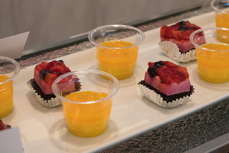 コールドミールやスイーツ、パンなど。ハラール対応のパンも用意