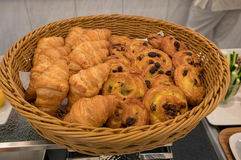 コールドミールやスイーツ、パンなど。ハラール対応のパンも用意