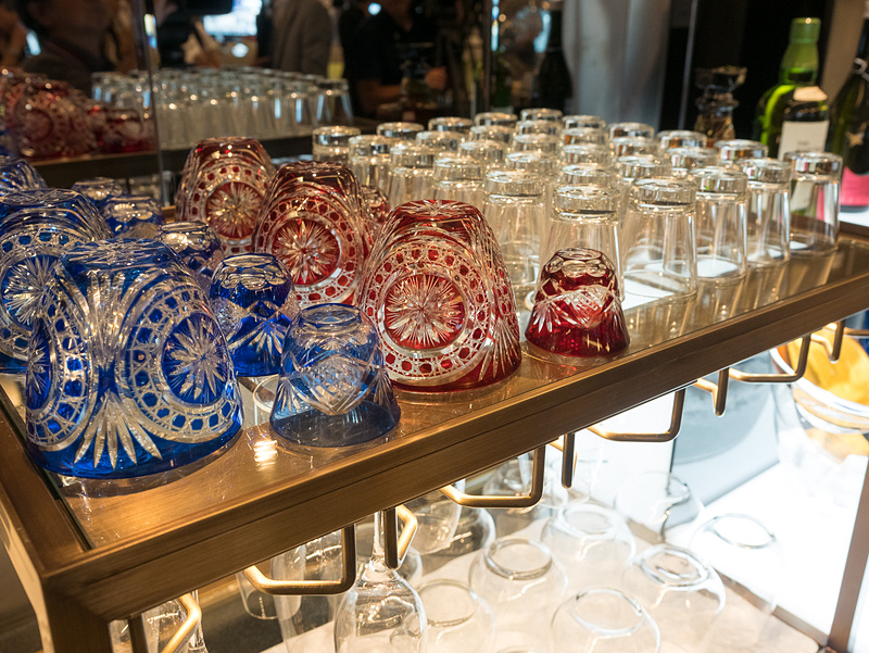 切子グラス風などグラス類もアルコールに合わせて選べる