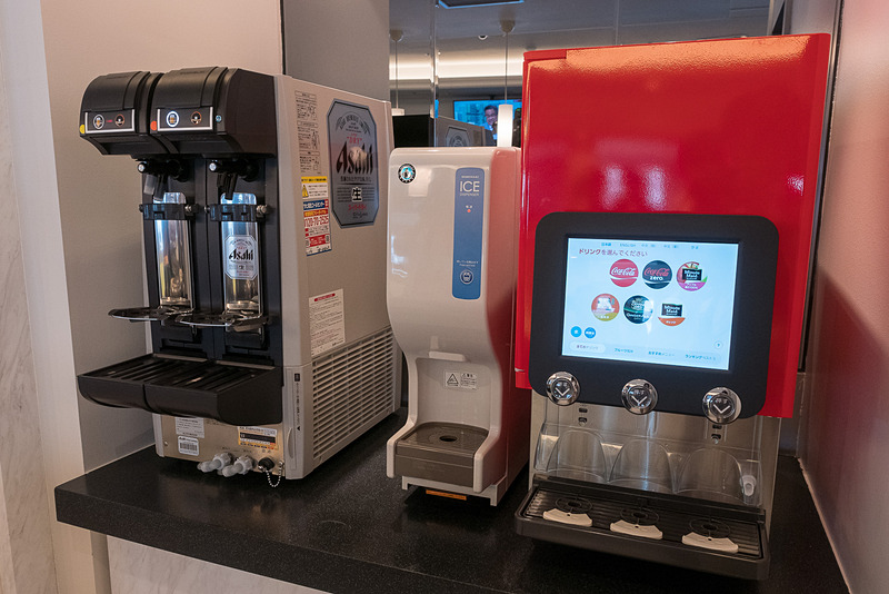 ソフトドリンク（右）と生ビール（左）のサーバー