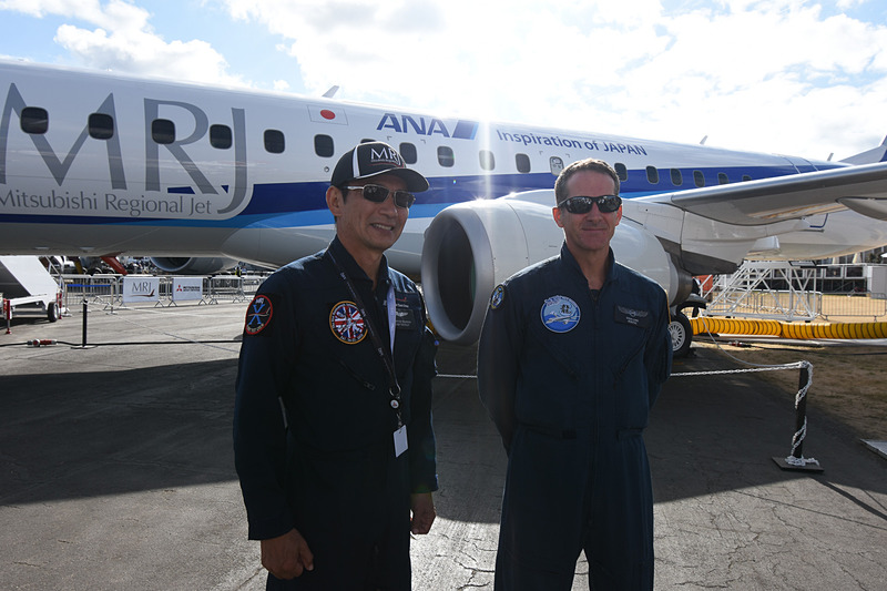 三菱航空機株式会社 チーフテストパイロット 安村佳之氏（左）とスティーブ・ロング（Steve Long）氏（右）