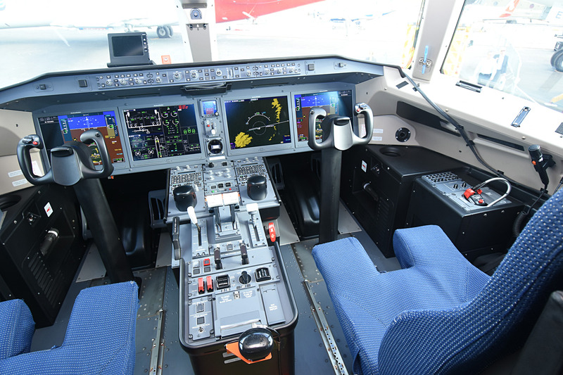 キーボードとポインティングデバイスを持つコクピット