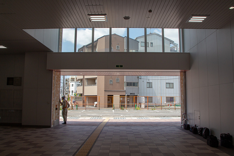 駅の改札は1カ所で、出口は2カ所設けられているが、まだ出口の名称は検討している段階であるとのことだ