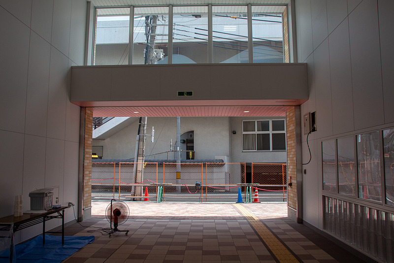 駅の改札は1カ所で、出口は2カ所設けられているが、まだ出口の名称は検討している段階であるとのことだ