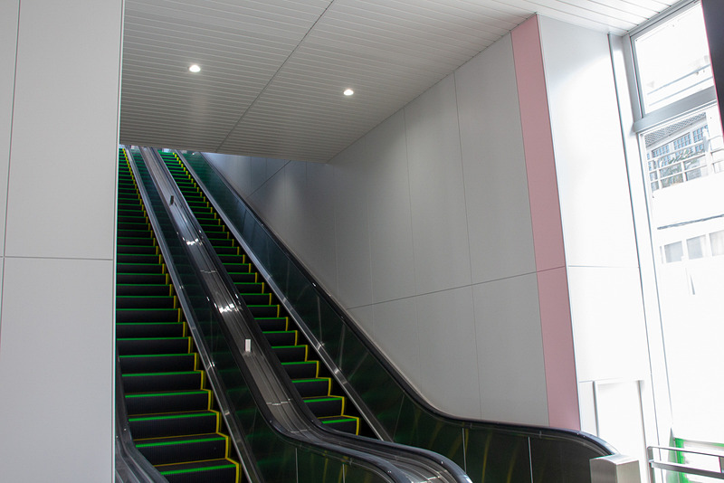 階段の横にはエレベータが用意されている。階段の向かい側にはエスカレータがある