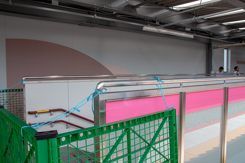 ホームの階段やエレベータ、壁にもピンク色があしらわれている