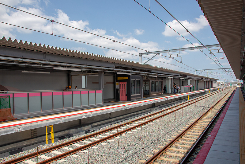 ホームのいたるところにピンクが使われており、全体的に明るい印象の駅になっているのが特徴だ