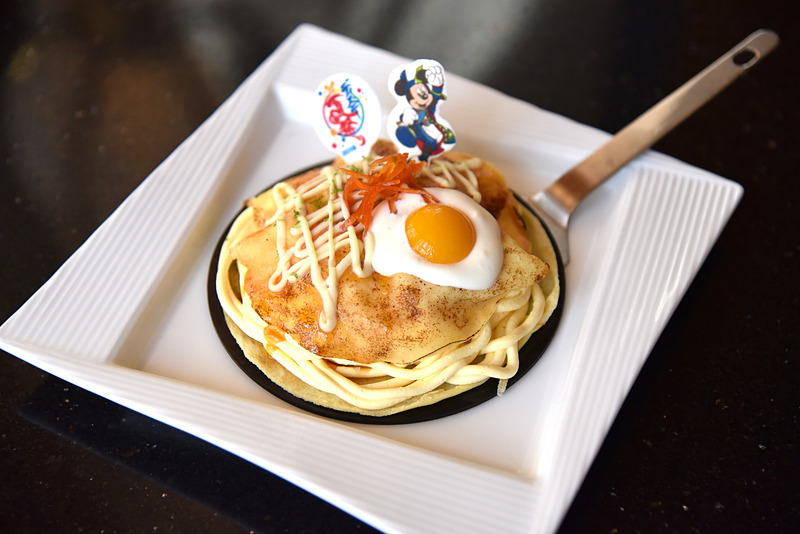 お好み焼きのビジュアルが目を引く「“ディズニー夏祭り”ケーキセット」（1600円）