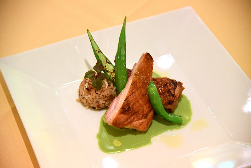 「ガルムでマリネした水郷赤鶏のグリル グリーンカリーソース 生姜風味のピラフを添えて」