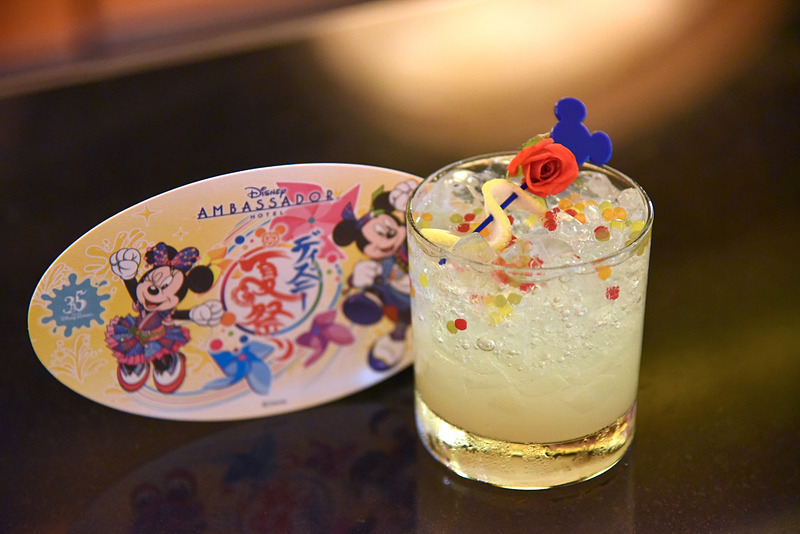 「“ディズニー夏祭り”スペシャルノンアルコールカクテル」（1300円）とオリジナルコースター