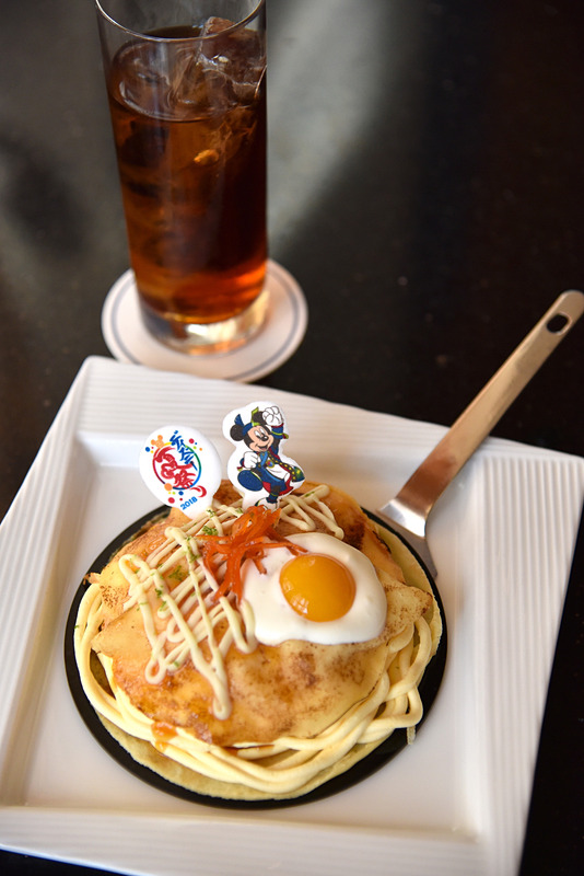 2017年のたこ焼きシェイプに続き、驚きのお好み焼きシェイプの「“ディズニー夏祭り”ケーキセット」（1600円）