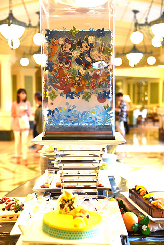 ディズニーホテルも夏祭りで大盛り上がり。見た目も味も縁日な