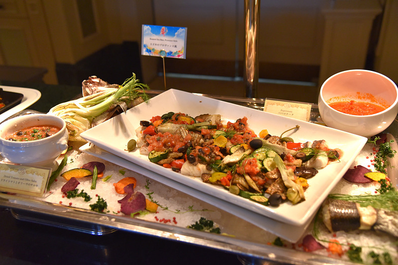 野菜たっぷりがうれしい「スズキのプロヴァンス風」。サルサやペペロナータと一緒にどうぞ