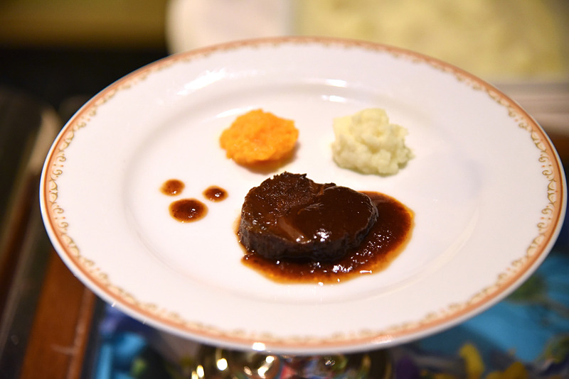 ディナー限定で人気の「牛ほほ肉の赤ワイン煮込み」が味わえる。ソースのミッキーシェイプがキュート